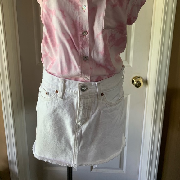 Levi's Dresses & Skirts - Levi’s low waisted white mini skirt with raw hem
